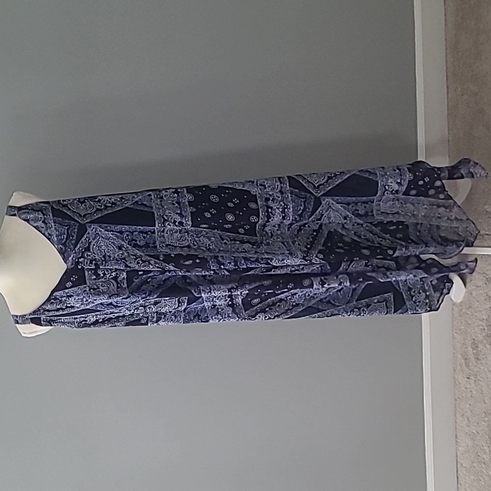 Nwt Avenue bandanna style long maxi with shark edge hem. (14)